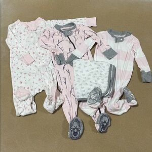 SET OF 3 BURT’S BEES PINK/GRAY DESIGNS FOOTIES & A BURT’S BEES BLANKET 3-6M 6-9M